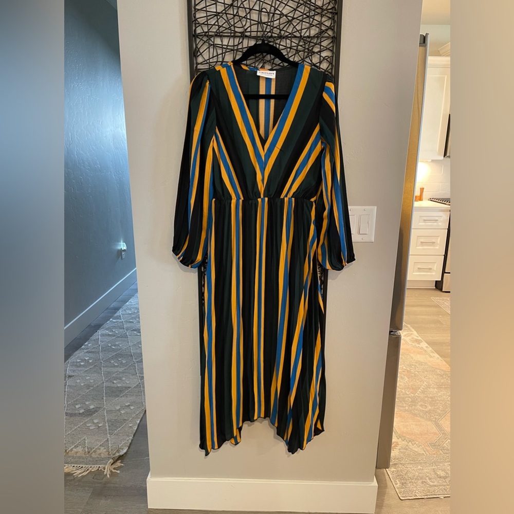 NWOT Gorgeous Striped V-Neck Dress - Picture 1 of 7